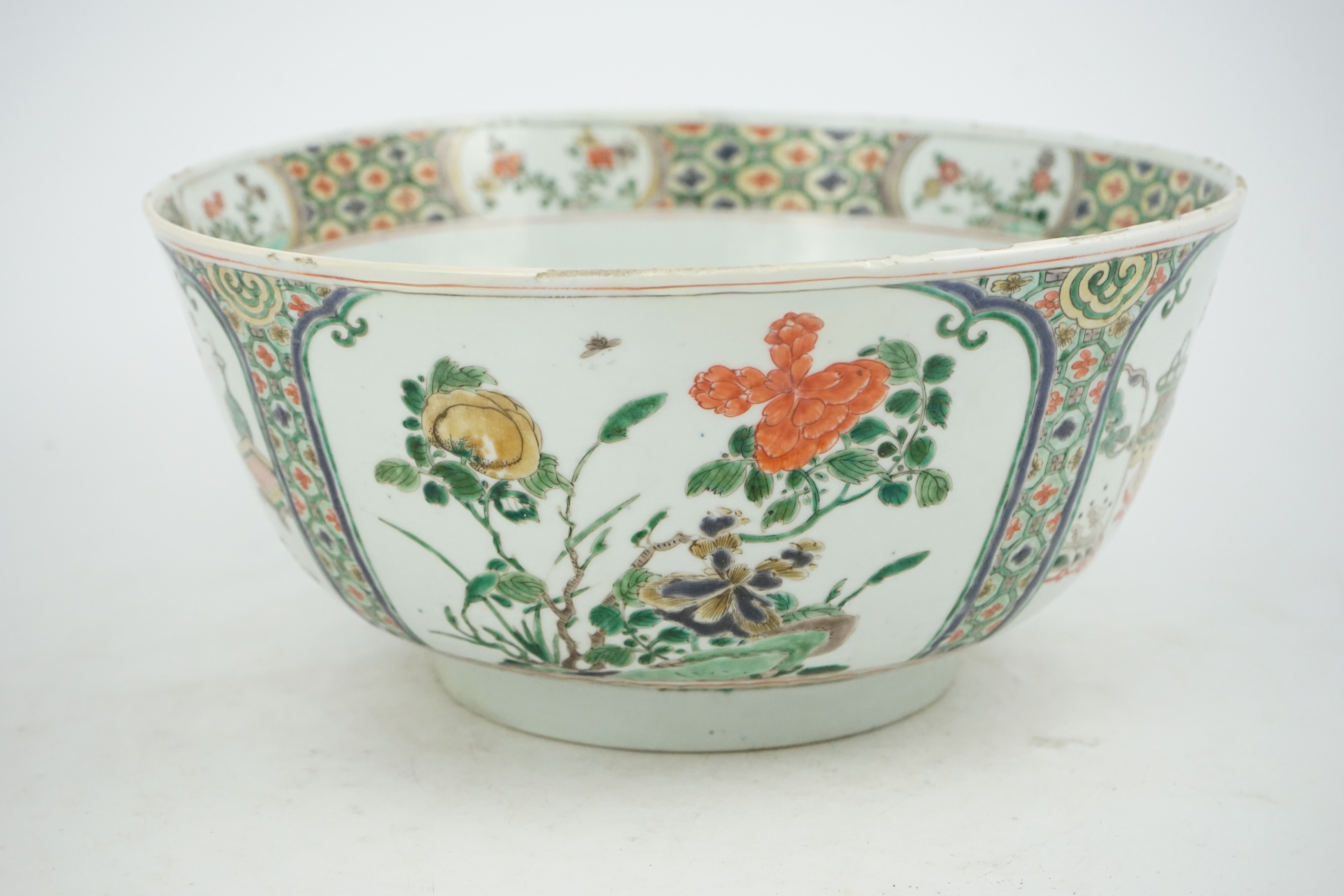 A large Chinese famille verte bowl, Kangxi period (1662-1722)